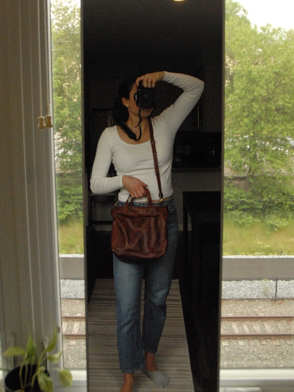 Portland Leather Medium Crossbody Tote with Zipper in Nutmeg - Picture 8 of 11